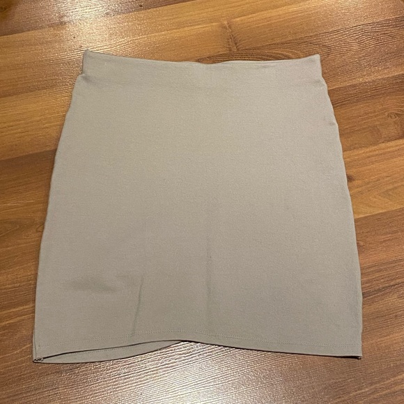 LAST DAY TO BUY!! Aritzia skirt - Picture 5 of 11